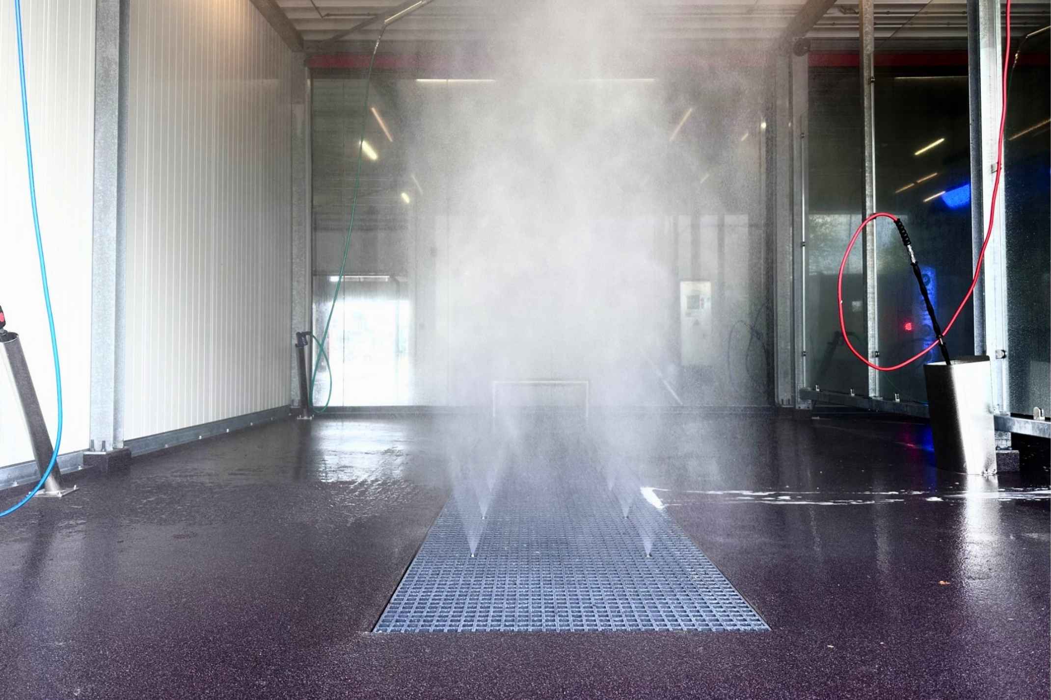 Medewerker wast auto in de wasbox