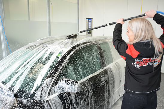 Auto wassen met hogedrukspuit